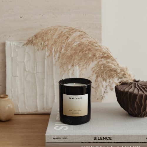 kaboompics_aroma-diffuser-and-candle-books-28850