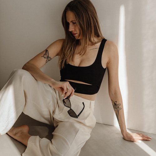 kaboompics_simplistic-sophistication-a-fashion-photoshoot-with-a-stunning-model-in-neutral